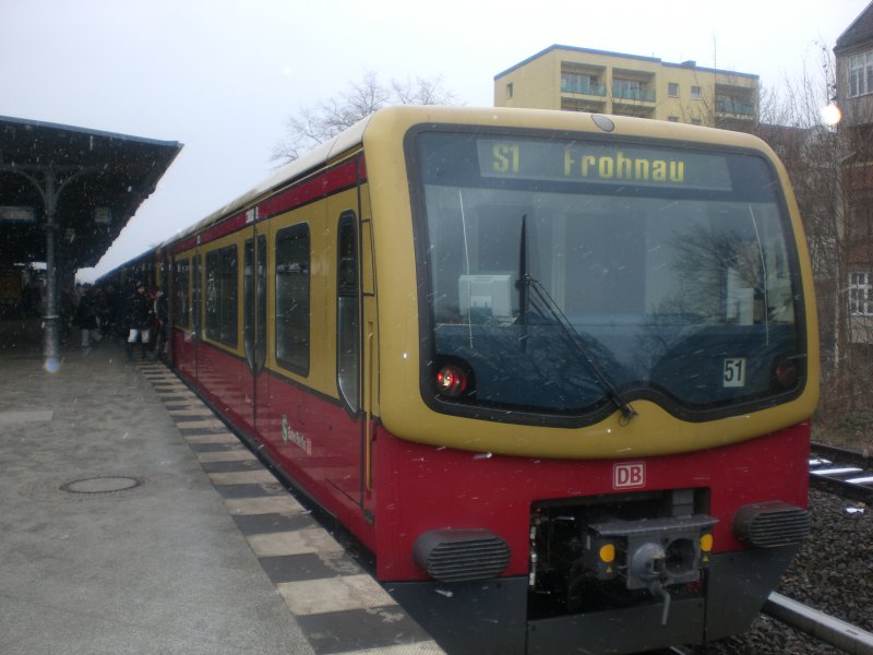 BR 481 als S1 nach S-Bahnhof Berlin-Frohnau im S+U Bahnhof Berlin Rathaus Steglitz.
