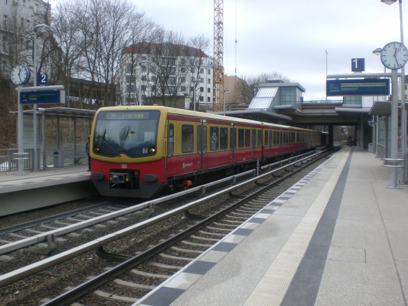 BR 481 als S1 nach S-Bahnhof Berlin-Frohnau im S-Bahnhof Berlin Julius-Leber-Brcke.