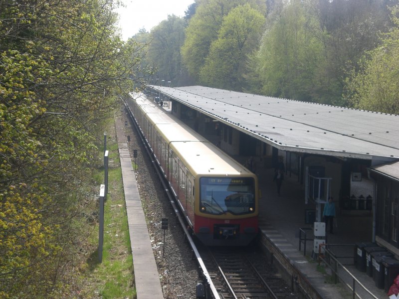 BR 481 als S1 nach S-Bahnhof Oranienburg im S-Bahnhof Berlin-Frohnau.