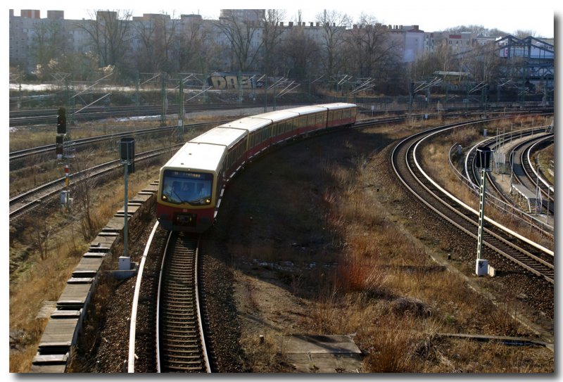 BR 481 als S2 nach Frohnau zwischen den Bahnh�fen Gesundbrunnen und Bornholmer Stra�e im Berliner Nordkreuz 