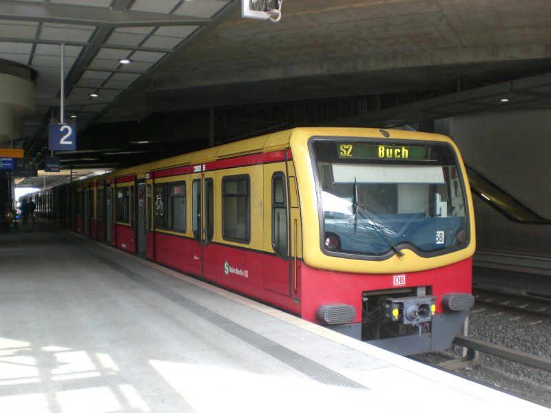 BR 481 als S2 nach S-Bahnhof Berlin-Buch im S-Bahnhof Berlin Sdkreuz.