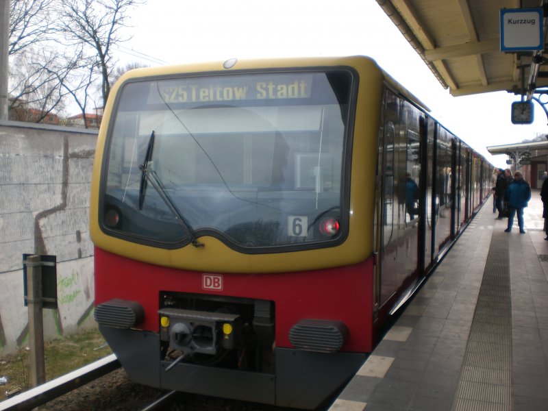 BR 481 als S25 nach S-Bahnhof Teltow Stadt im S-Bahnhof Berlin-Lankwitz.