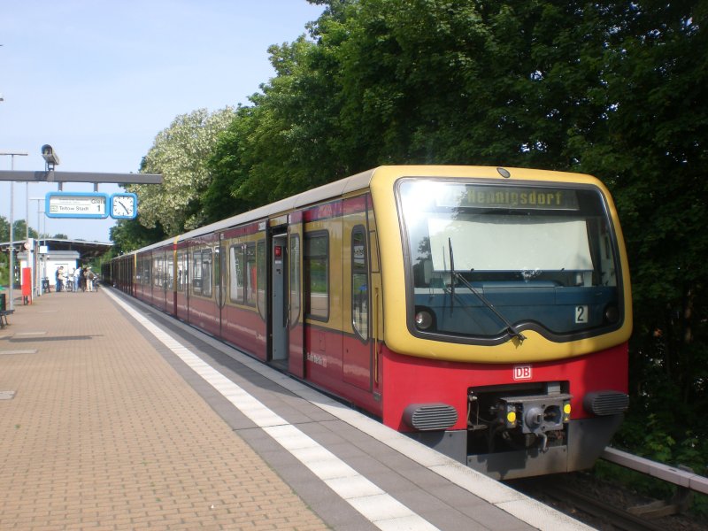BR 481 als S25 nach S-Bahnhof Hennigsdorf im S-Bahnhof Berlin-Heiligensee.