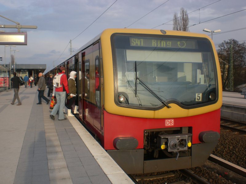 BR 481 als S41 ber Beusselstrae,Westhafen und Wedding im S+U Bahnhof Berlin-Jungfernheide.