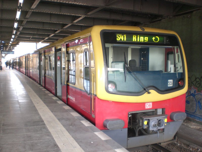 BR 481 als S41 ber Halensee,Westkreuz und Messe Nord/ICC im S-Bahnhof Berlin Hohenzollerndamm.