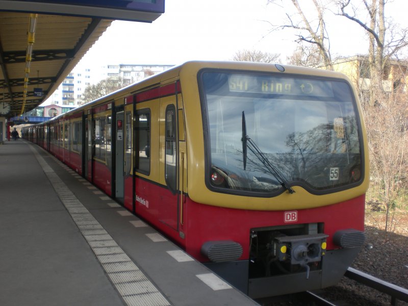 BR 481 als S41 ber Westkreuz,Messe/Nord/ICC und Westend im S-Bahnhof Berlin-Halensee.