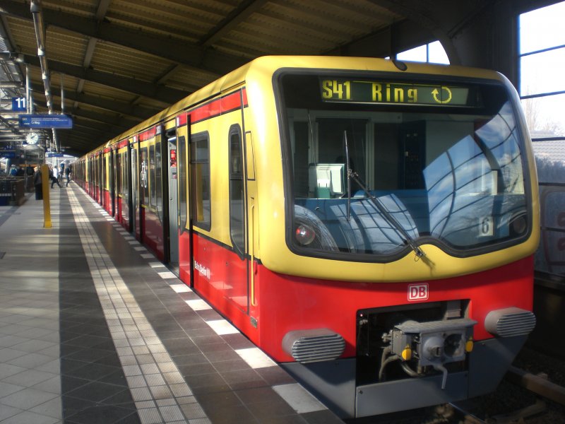 BR 481 als S41 ber Messe/Nord/ICC,Westend und Jungfernheide im S-Bahnhof Berlin Westkreuz.