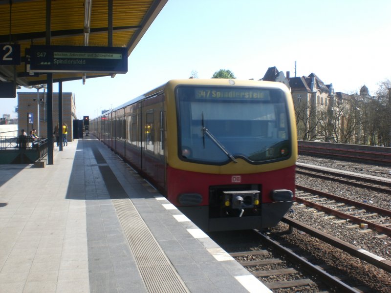 BR 481 als S47 nach S-Bahnhof Berlin-Spindlersfeld im S+U Bahnhof Berlin Bundesplatz.