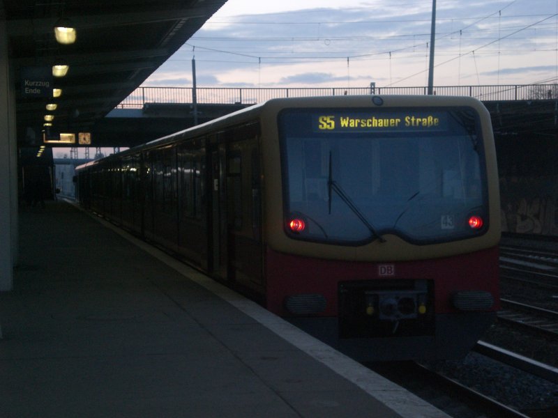 BR 481 als S5 nach S+U Bahnhof Berlin Warschauer Stra�e im S-Bahnhof Berlin Friedrichsfelde Ost.