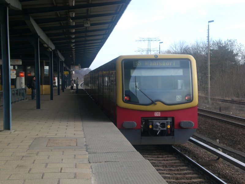 BR 481 als S5 nach S-Bahnhof Berlin-Mahlsdorf im S+U Bahnhof Berlin Wuhletal.