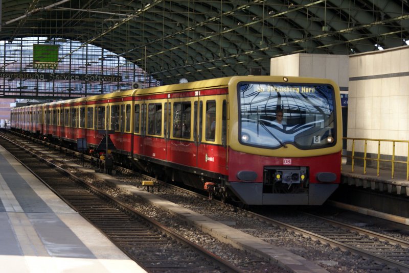 BR 481 als S5 nach Strausberg Nord bei der Ausfahrt Berlin Ostbahnhof 25.07.2008