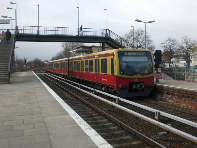 BR 481 als S5 nach S+U Bahnhof Berlin Warschauer Strae im S-Bahnhof Berlin-Biesdorf.