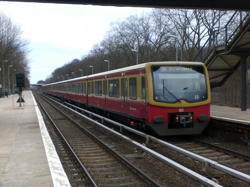 BR 481 als S5 nach S-Bahnhof Strausberg im S-Bahnhof Berlin-Biesdorf.