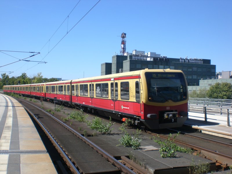 BR 481 als S5 nach S-Bahnhof Strausberg am Berliner Hauptbahnhof.