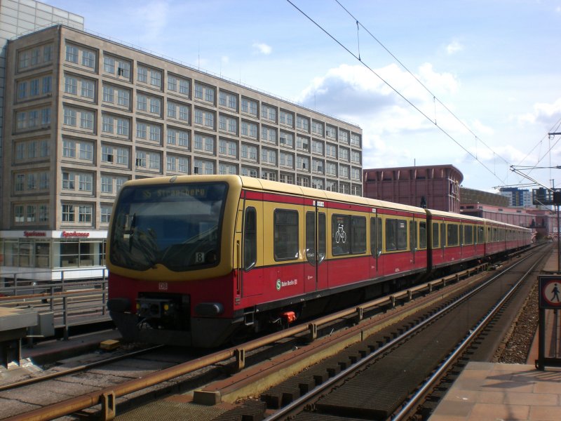 BR 481 als S5 nach S-Bahnhof Strausberg am S+U Bahnhof Berlin Alexanderplatz.