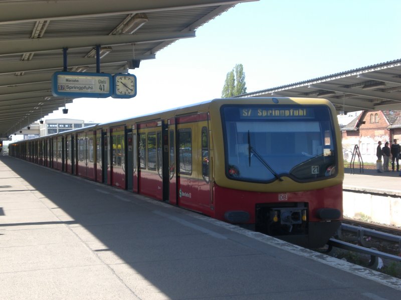 BR 481 als S7 nach S-Bahnhof Berlin Springpful im S-Bahnhof Ahrensfelde.