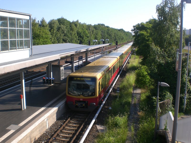 BR 481 als S7 nach S-Bahnlinie Ahrensfelde im S-Bahnhof Berlin-Marzahn.