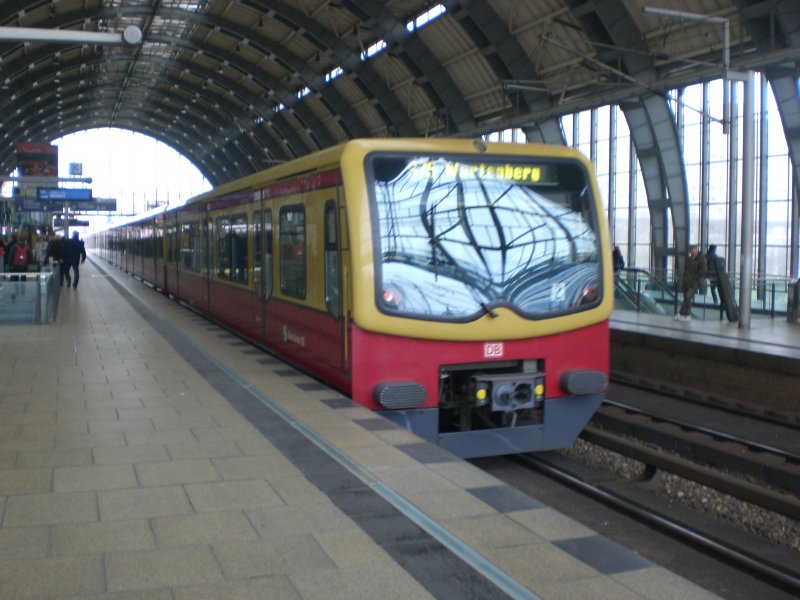 BR 481 als S75 nach S-Bahnhof Berlin-Wartenberg im S+U Bahnhof Berlin-Alexanderplatz.