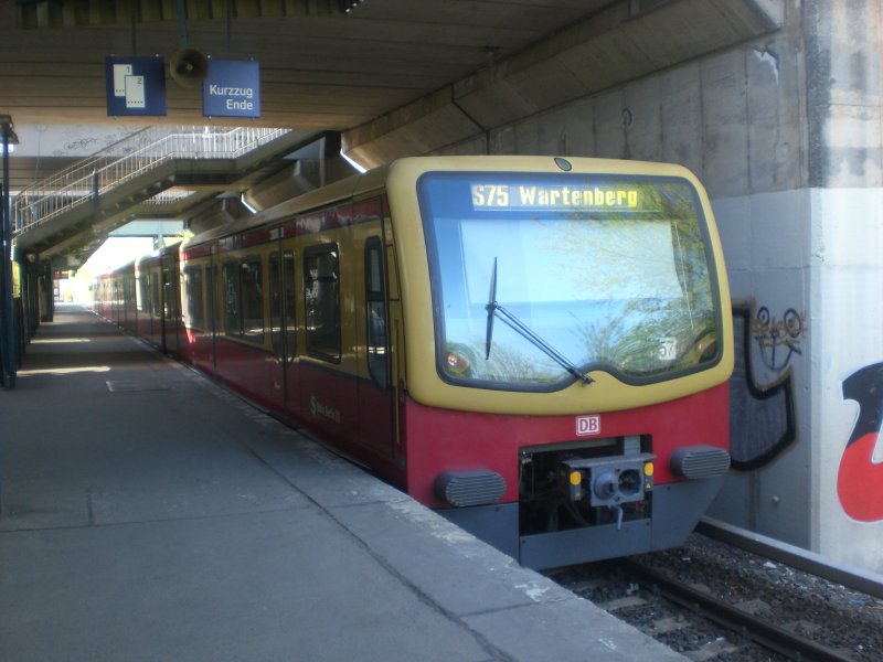BR 481 als S75 nach S-Bahnhof Berlin-Wartenberg im S-Bahnhof Berlin-Hohenschnhausen.