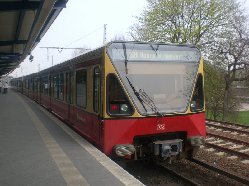 BR 481 als S8 nach S-Bahnhof Hohen Neuendorf im S-Bahnhof Berlin Treptower Park.