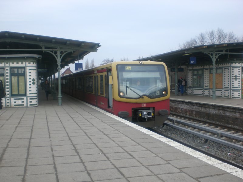 BR 481 als S85 im S-Bahnhof Berlin-Sch�neweide.