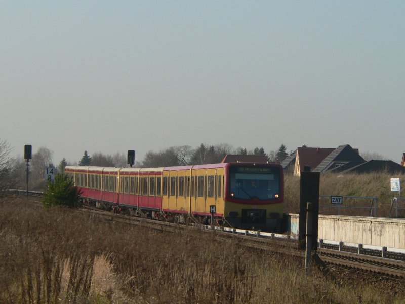 BR 481 am 10.12.2006 in Birkenstein. Die ersten beiden Wagen haben die ursprngliche Farbgebung der BR 481, die spter durch die klassische S-Bahn-Farbgebung (hintere Wagen) ersetzt wurde. Die extremen Wartungsmngel an S-Bahnen, die den Verkehr im Jahre 2009 teilweise zum Erliegen brachten, sollen bis ins Jahr 2004 zurckreichen - aber im Dezember 2006 war fr den Kunden die Welt noch in Ordnung.