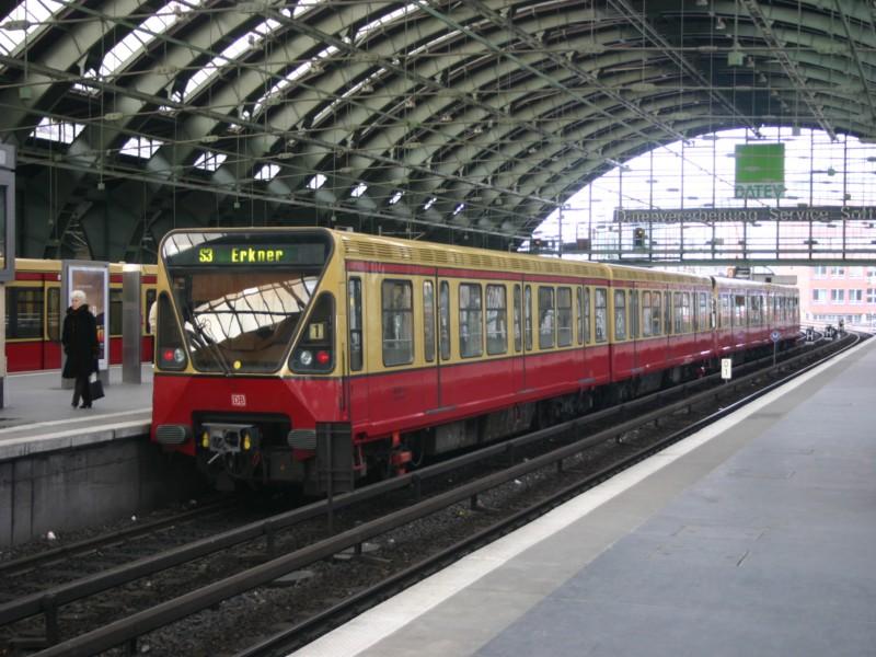 BR 481 auf der Linie der S 3 steht am Berliner Ostbahnhof zur Abfahrt nach Erkner bereit. 13.Mrz 2005