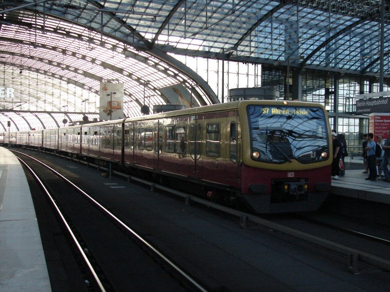 BR 481 auf der Linie S7 Potsdam Hbf-Berlin Wannsee-Berlin Zoo-Berlin Hbf-Berlin Ostbahnhof-Berlin Lichtenberg-Ahrensfelde. Aufgenommen am 04.08.07 Berlin Hbf