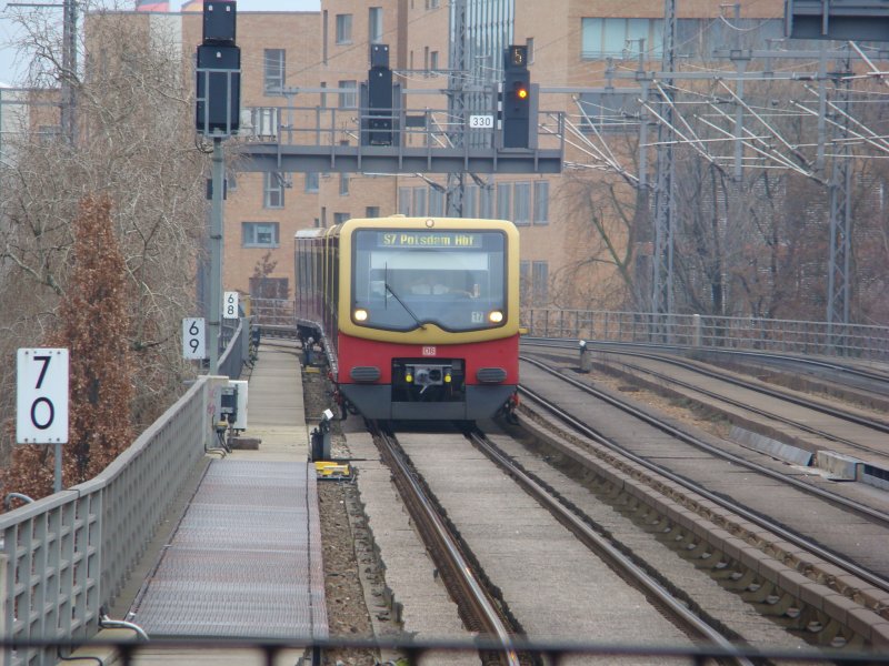 BR 481 der Berliner S-Bahn fhrt gerade auf der Berliner Stadtbahn. Einfahrt in den Bahnhof Bellevue am 29.12.2007