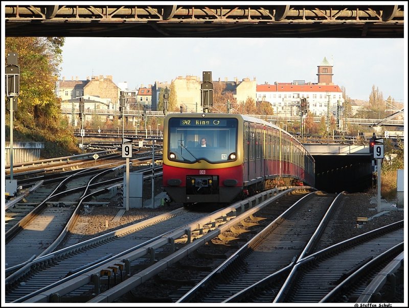 Br 481 mit der S42  Ringlinie kurz vor der Einfahrt in den Bahnhof Berlin Gesundbrunnen. 04.11.07 