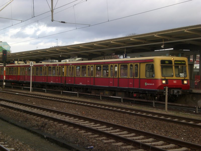 BR 485 als S5 nach S+U Bahnhof Berlin Warschauer Strae im S+U Bahnhof Berlin-Lichtenberg.