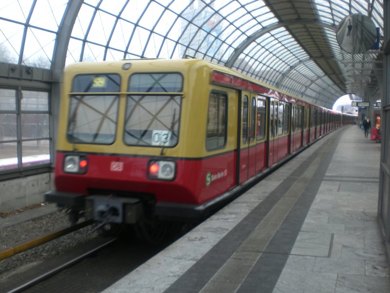 BR 485 als S9 nach S-Bahnhof Flughafen Sch�nefeld im S+U Bahnhof Berlin-Spandau.