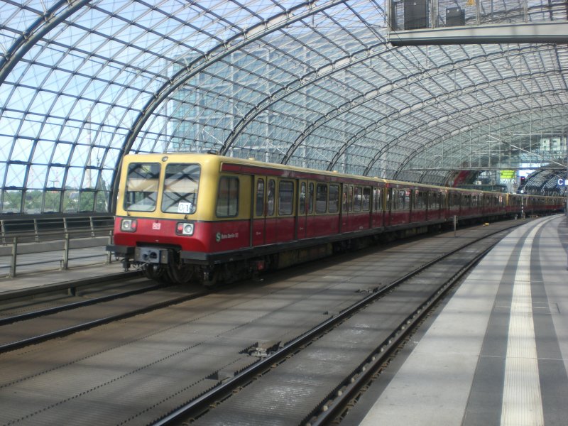 BR 485 als S9 nach S-Bahnhof Flughafen Schnefeld im Hauptbahnhof Berlin.