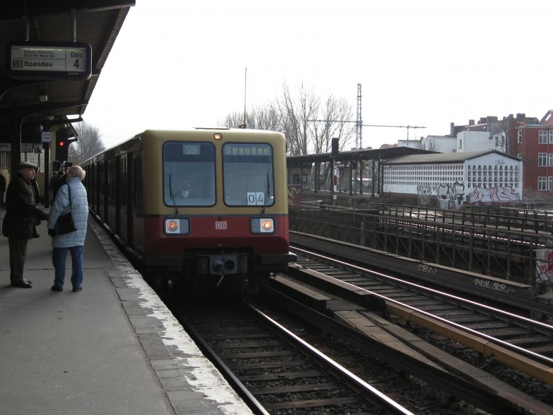 BR 485 in  Traditionsfarben  bei der Einfahrt in den Bahnhof Baumschulenweg. Diese Aufnahme Entstand vor dem Umbau und der Modernisierung des Bhf's Baumschulenweg.