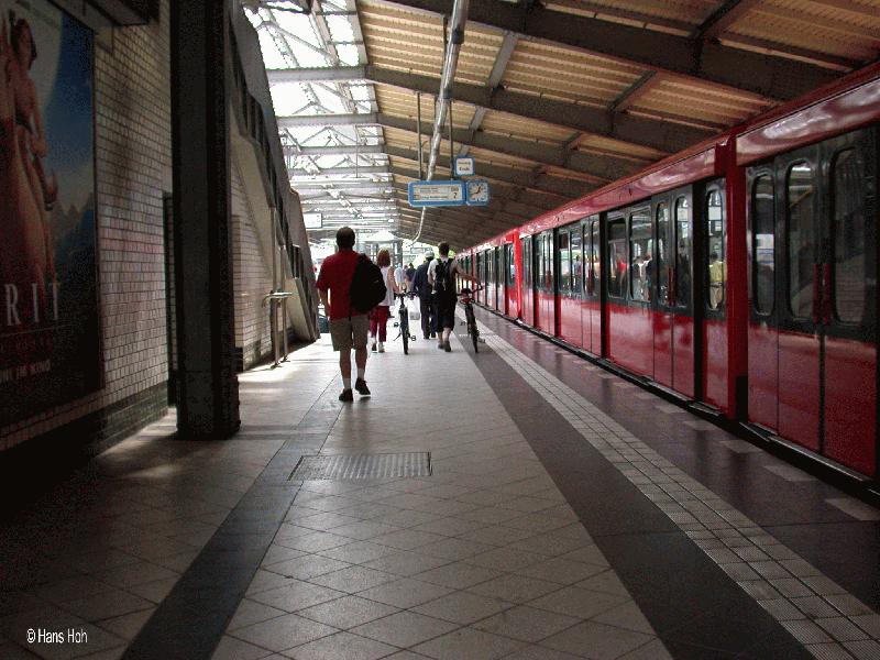 BR 485 in Westkreuz, Ringbahnsteig. 16. Juni 2002.