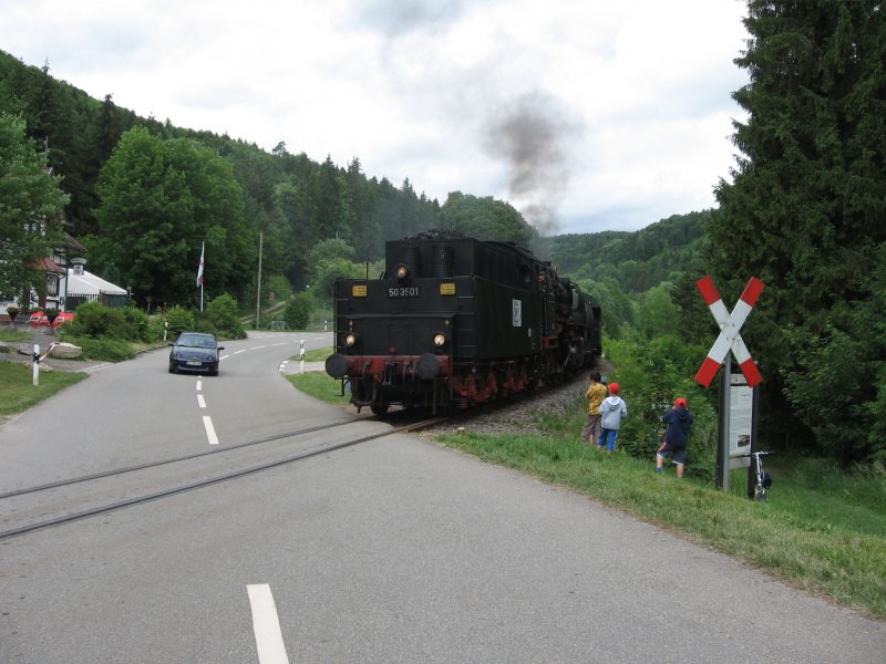 BR 50 3501 berquert den B am Hp. Lausheim-Blumegg am 27.5.07(30 Jahre Sauschwnzlebahn)