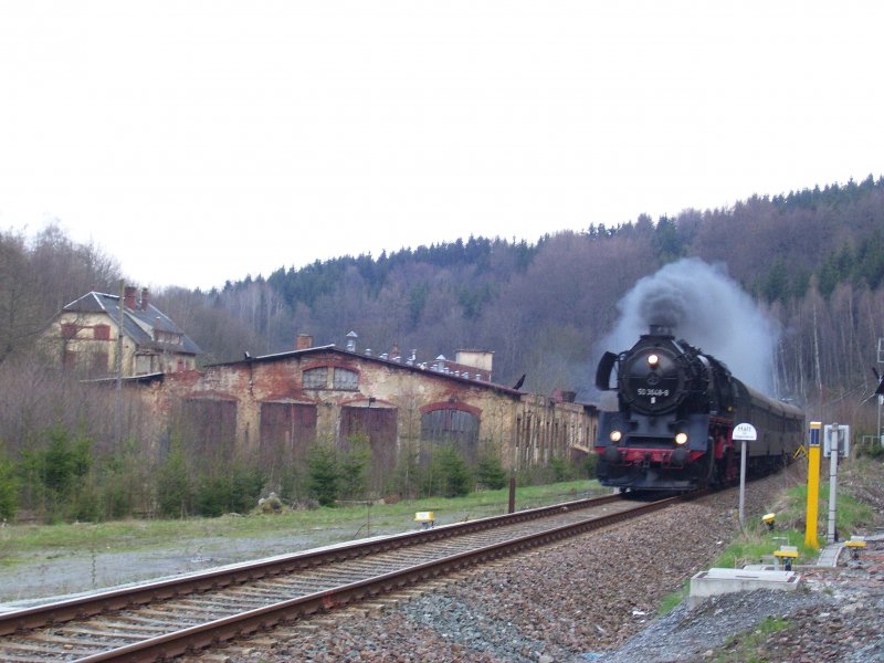BR 50 3648-8  am 25.04.08 in den Bahnhof Annaberg-Buchholz Sd ein. Rechts die Reste des BW Buchholz.