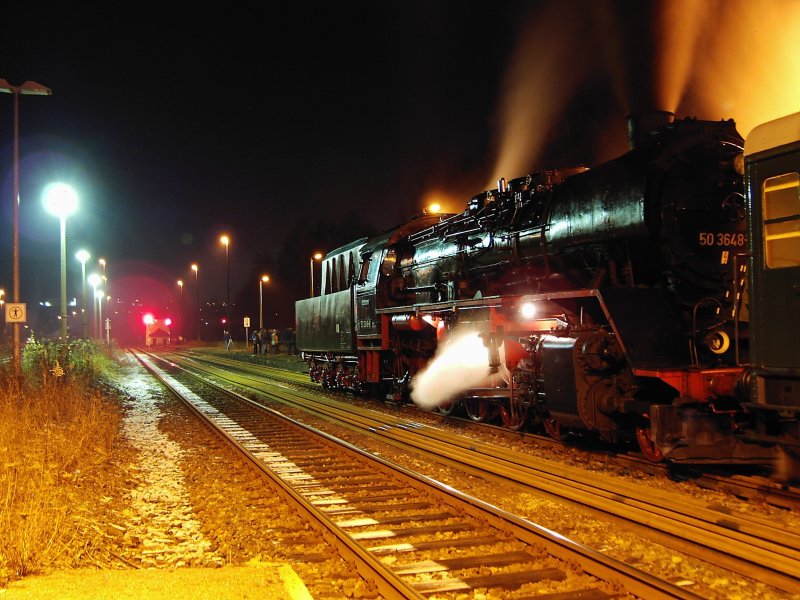 BR 50 3648 vom BW Chemnitz-Hilbersdorf mit Sonderzug abfahrbereit im Bahnhof Schwarzenberg/Erzgeb. nach Chemnitz (Dez.2004)