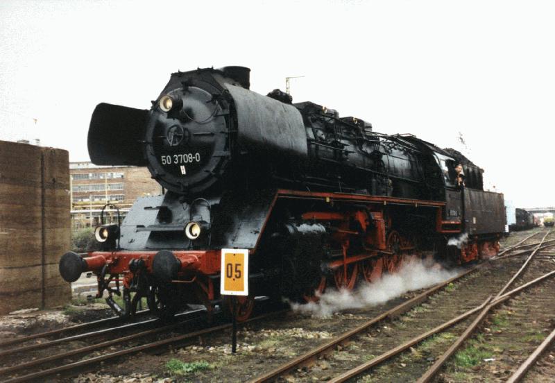 BR 50 3708-0 beim Dampflokfest in Dresden 2001.