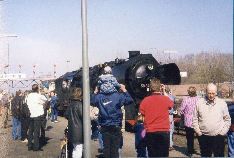 BR 50 3708 in Bad Harzburg, im Hintergrund die berhmte Signalbrcke