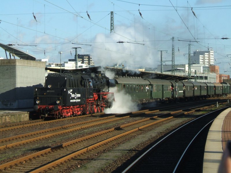BR 50 mit SDZ nach Lippstadt,bei der Ausfahrt aus dem Dortmunder HBF.(01.12.2007)