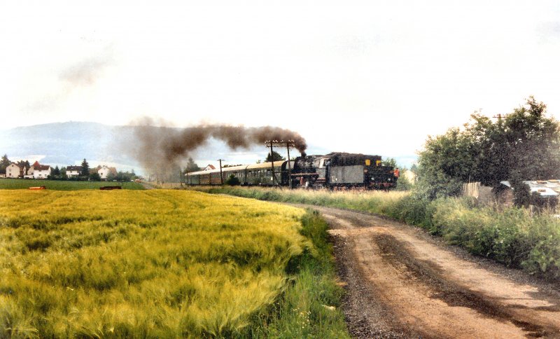BR 50 mit vierachsigen DR-Rekowagen als Abschiedszug Wanfried-Eschwege, hier hat der Zug gerade Wanfried verlassen, um 1991