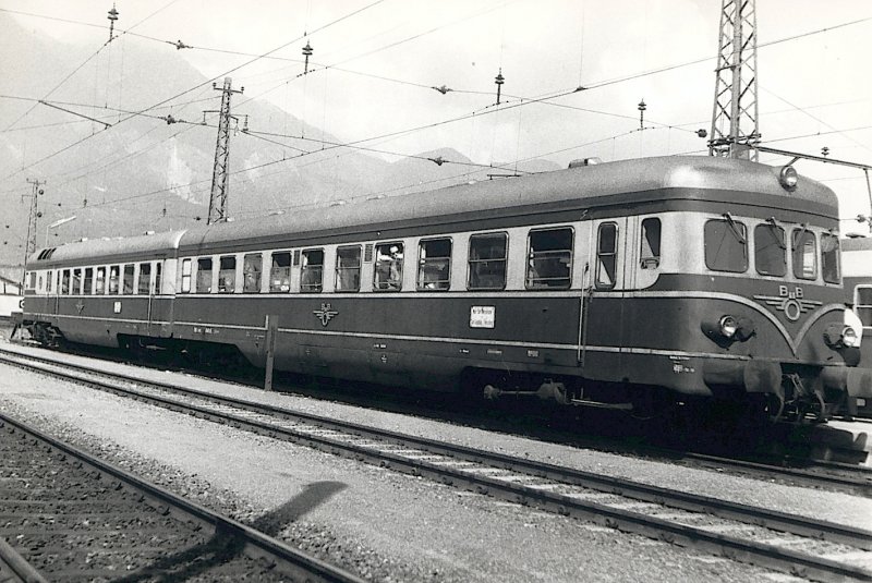 BR 5145 als Korridorzug Innsbruck - Lienz �ber Fortezza und San Candido.  Innsbruck 08/1968.  In der Zeit war noch Kontrolle bei jeder Grenze und dieser Zug war durch Italien erlaubt aber ohne Halte (und ohne Kontrolle) auf dem italienischen Territorium.
T�ren waren gesperrt...  