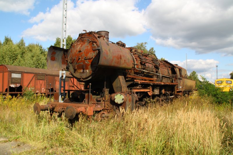 BR 52 8072 am 12.09.09 im ehemaligen BW Falkenberg oberer Bahnhof. Sie ist noch weitgehent komplett, sogar die Treibstangen liegen noch auf dem Umlauf. Die Sammlung ist nur an wenigen Wochenenden im Jahr zugnglich, hier soll aber in naher Zukunft ein Eisenbahnmuseum entstehen. 