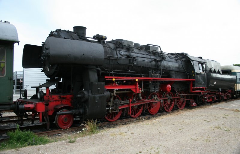 BR 52 8079-7 am 26.6.2008 in Niebll.
Die Nummernschilder sind wahrscheinlich als Schutz vor Schildersammerl entfernt wurden.