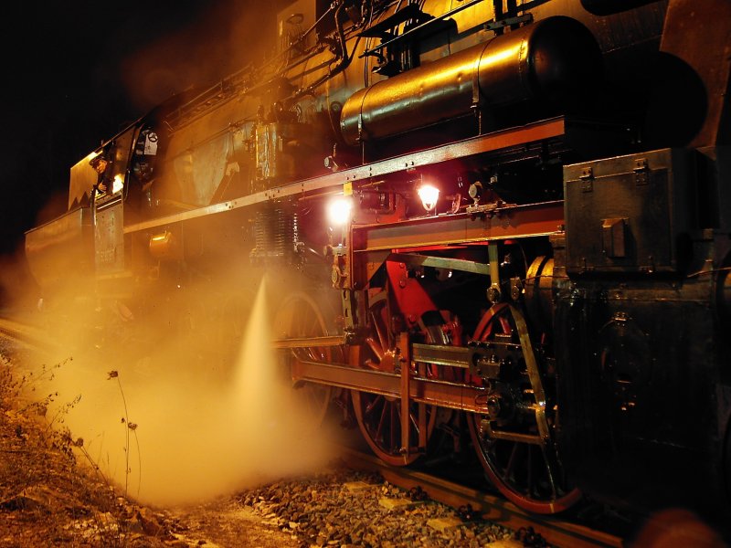 BR 52 8079-7 aus dem BW Nossen steht abfahrbereit im Bahnhof Schwarzenberg mit Sonderzug nach Leipzig. (Dez.2004)