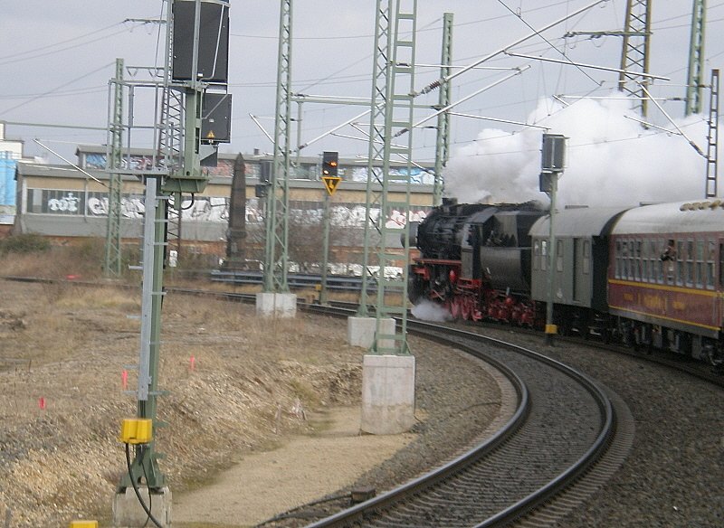 BR 52 8079-7 vor dem Saale-Elstertal-Express, bei der Ausfahrt aus dem Leipziger Hbf. 22.03.08