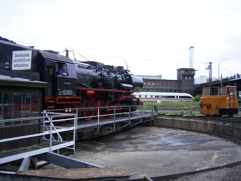 BR 52-8080-5 auf der Drehscheibe im ehemaligen BW Dresden-Altstadt
zum Dampflokfest im Mai 2004.