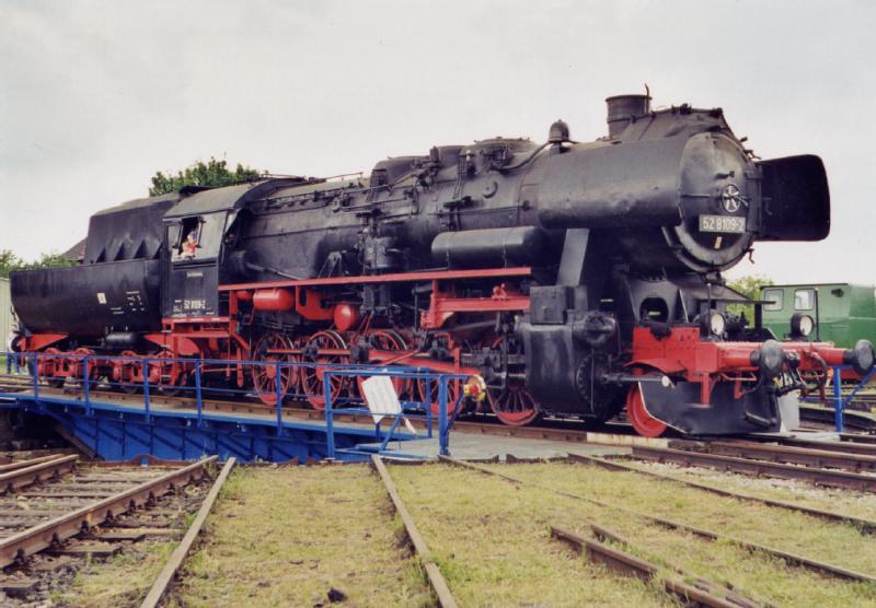 BR 52 8109 wird auf der Drehscheibe des ex Bw Weimar von den Besuchern bestaunt. (Mai 2003)