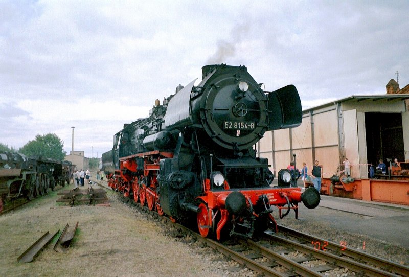 BR 52 8154-8 auf dem Gelnde des frheren RAW Meiningen, hier anllich der Dampftage am 1. 9. 2002
